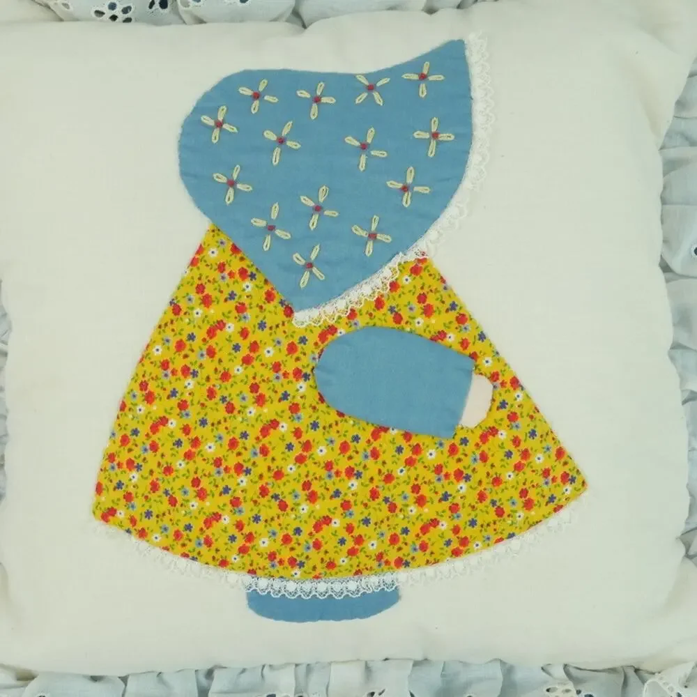 Vintage‎ Throw Pillow Granny Ruffle Eyelet Cottagecore Sunbonnet Sue Embroidered